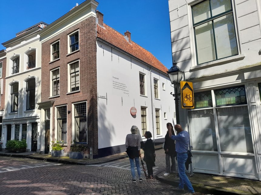 De rondleiding over een deel van de Poëzieroute eindigde bij het voormalig huis van mede-oprichters Rijk van K. en Joke R. Op de muur het gedicht 'Huisjesslak' van Chris van Geel.