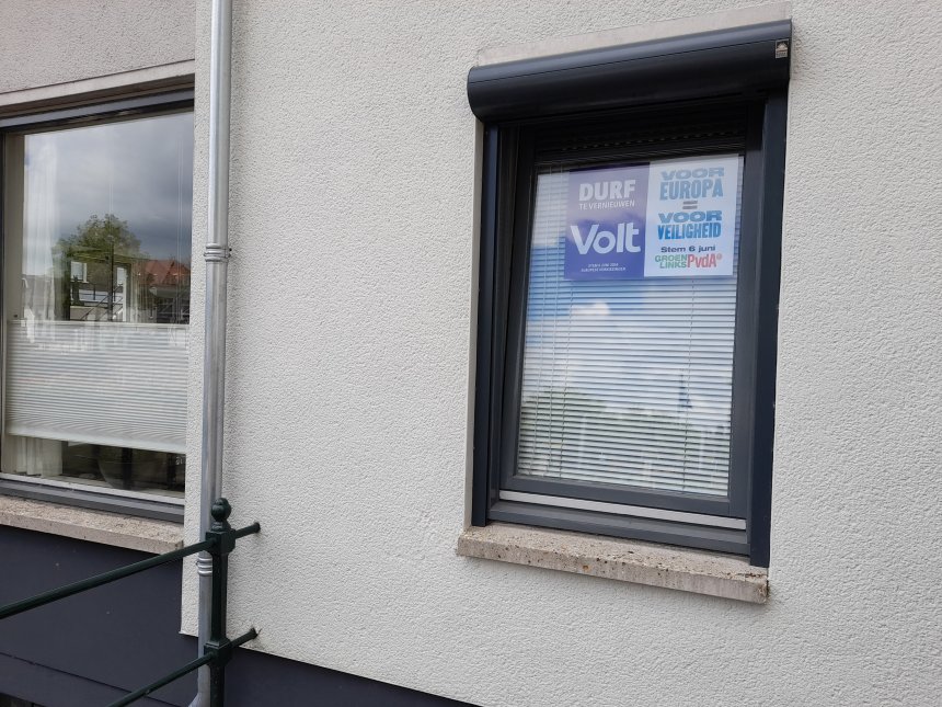 Onze verkiezingsposters achter het raam van de slaapkamer.