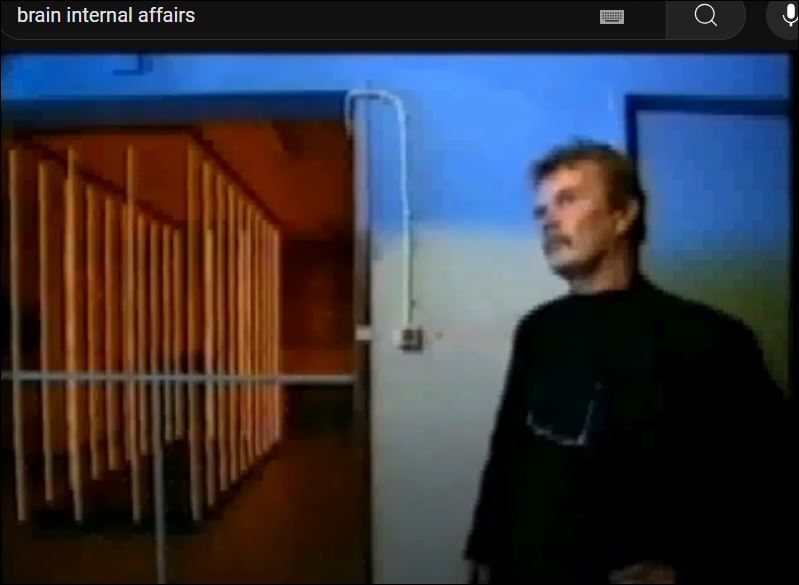 Jan van Munster bij zijn 'Opwarmkamer' in augustus 1992 (still van YouTube)