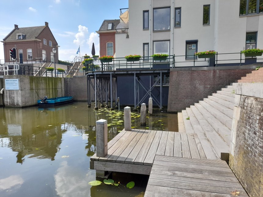 Dag van de Europese verkiezingen. Wie goed kijkt ziet de beide verkiezingsaffiches achter het raam van onze slaapkamer.