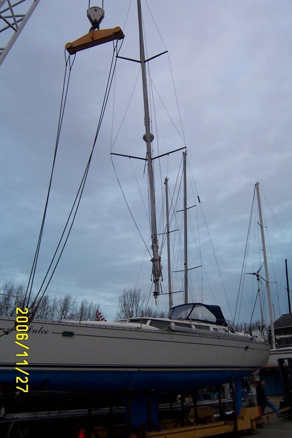 De mast zweeft boven het dek