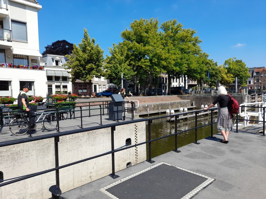 Anna wacht voor de sluis. Links is ons appartement.