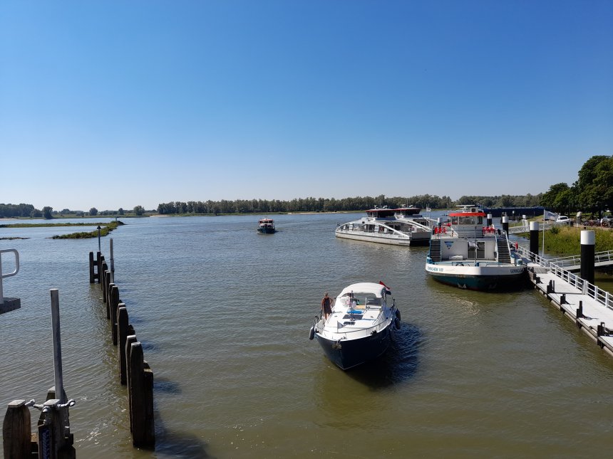 De Merwede vanmorgen vanaf de sluis.