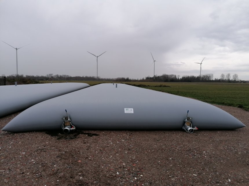 Mestzakken zijn dé oplossing van de BBB voor het mestoverschot. Deze van Mesttechniek.nl is 8 meter breed en kost slechts €16.293,56.