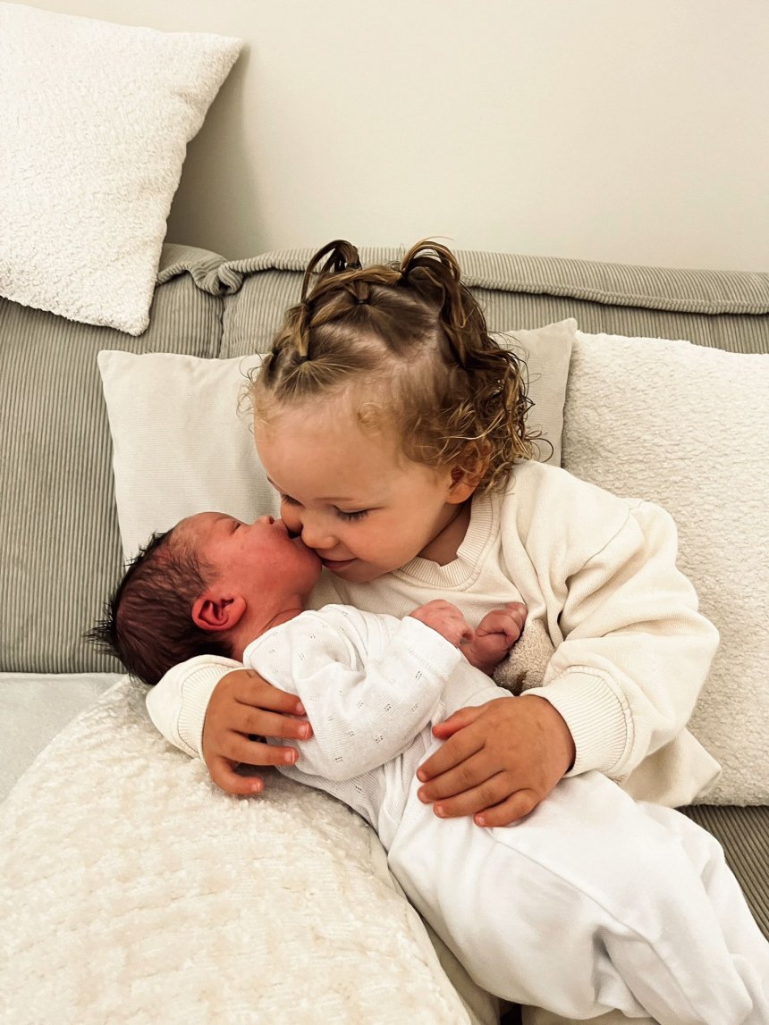 Zaila (2) met haar nieuwe zusje Alani (foto Nikita)