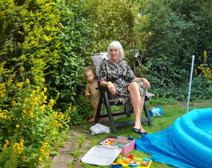 Anna met Zaila, gistermiddag in de tuin bij Tessa.