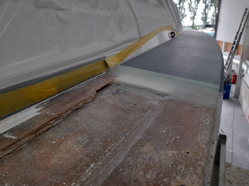 Dulce in de schilderhal van Jachtwerf rexwinkel. Een deel van het rotte dek aan stuurboord is al vervangen.