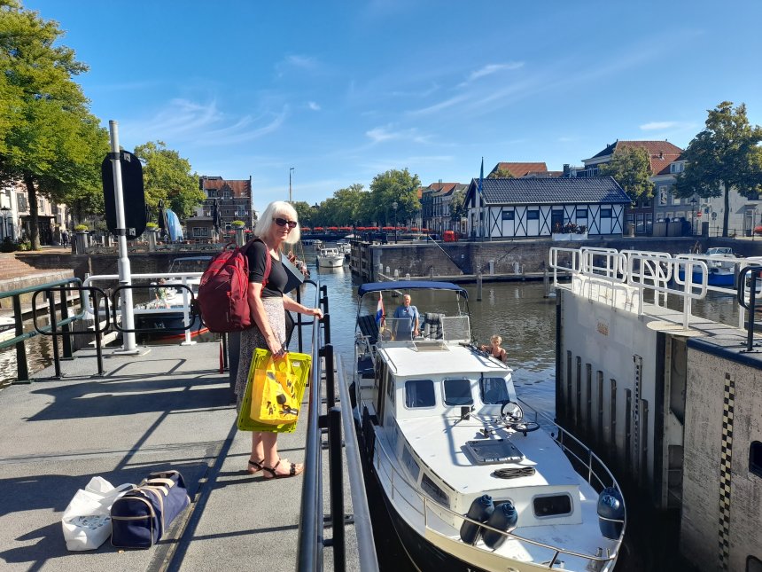 Vanmorgen op weg naar de sportschool. Even wachten voor het schutten.
