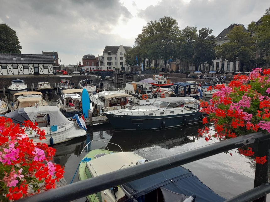 Gisteren aan het eind van de middag lag de haven vol, Zou het gaan regenen?