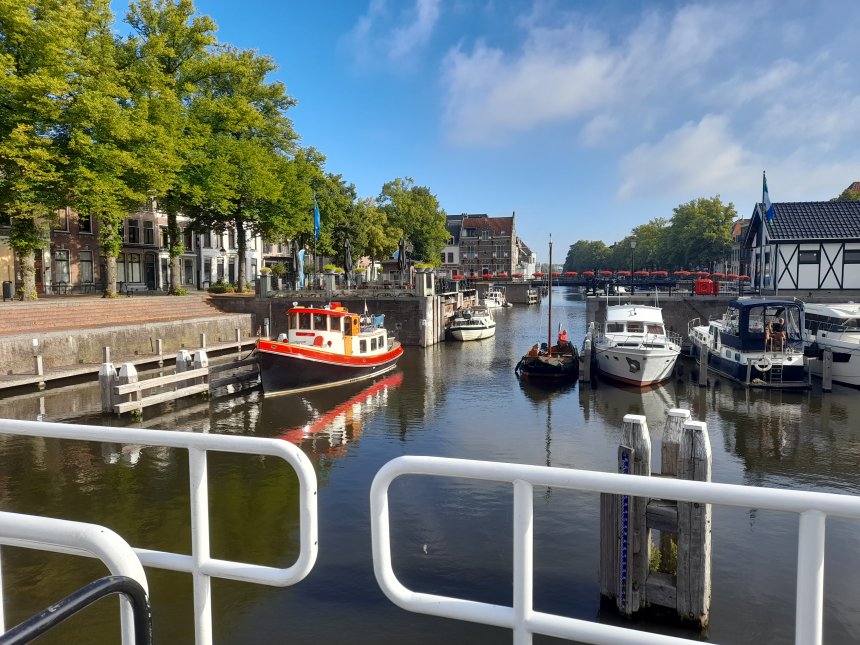 Vanmorgen liggen de boten al te wachten tot om negen uur de sluis gaat schutten.