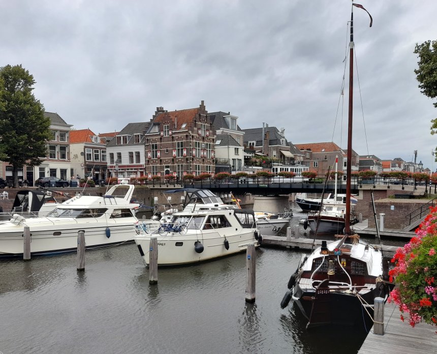 De Peterbrug vanmorgen. Nog veel passanten in de Lingehaven.