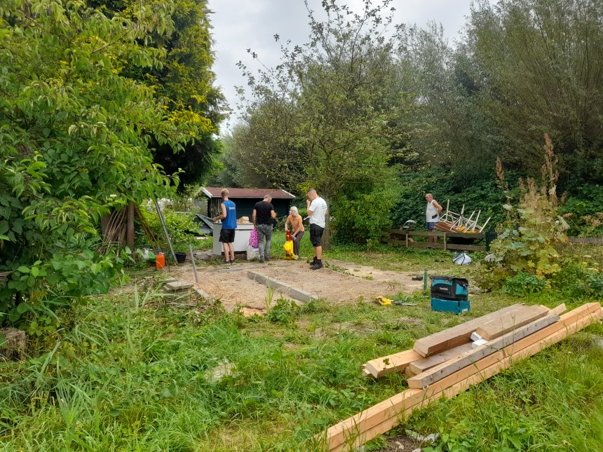 Het huisje op de volkstuin van buurvrouw Emmy is gesloopt en bijna alles is weg.