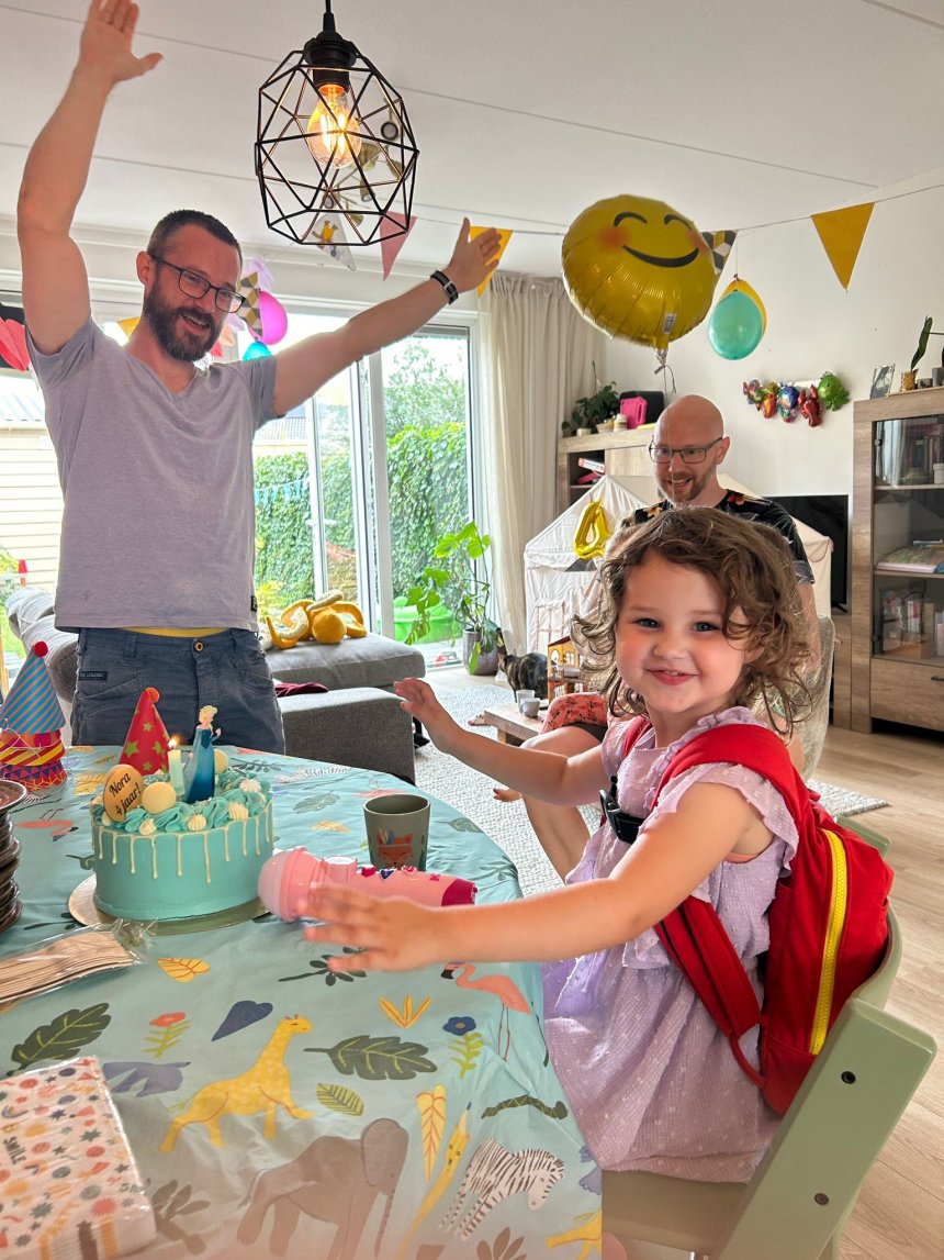 Nora is vier jaar. Links de trotse vader Rommert (foto Lois)