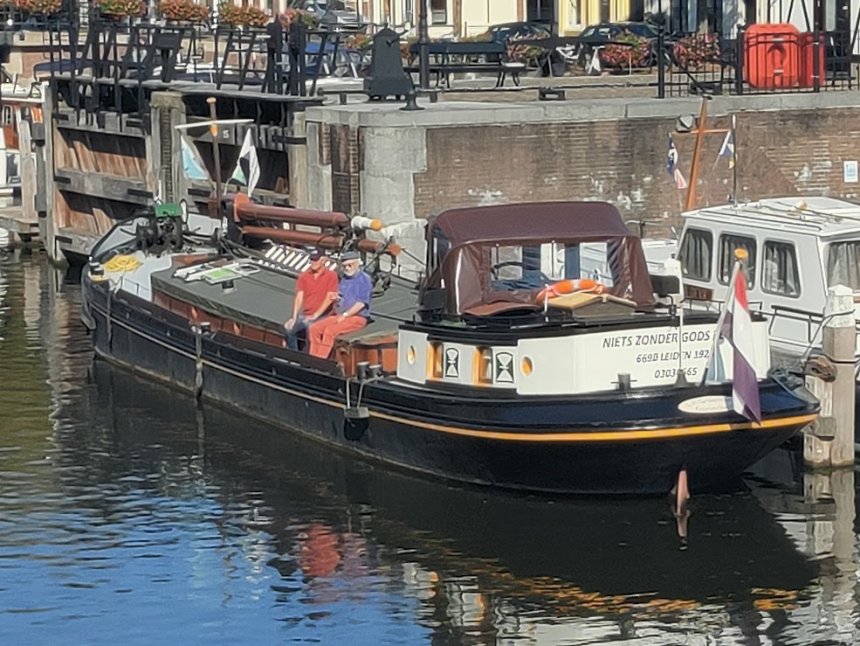 Zojuist 'Niets Zonder Gods Zegen' in de haven afgemeerd voor de vaartocht van buurtvereniging Knake morgen.