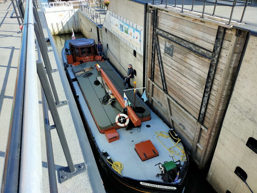 'Niets Zonder Gods Zegen' vanmorgen in de Lingesluis.