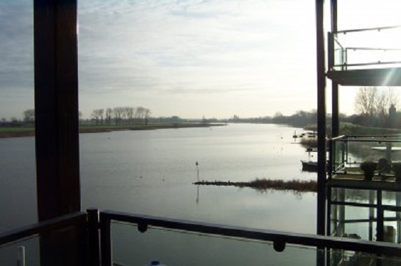 De donkere dagen voor Kerstmis. De Andelse Maas vanaf het balkon van onze flat