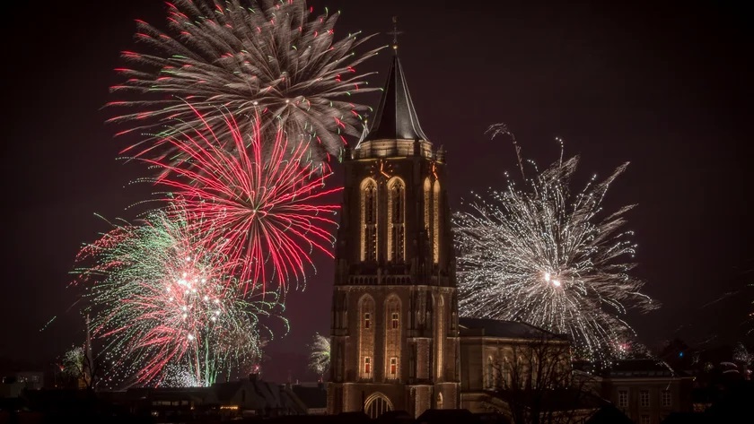 Vuurwerk bij de toren van de Grote Kerk (foto: Willem Vernooy/De Stad Gorinchem)