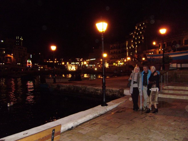 Ans, Jaap en Diana aan Spinola Bay in de uitgaanswijk St Julians´