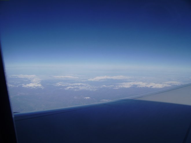 De besneeuwde Alpen schuiven onder ons voorbij