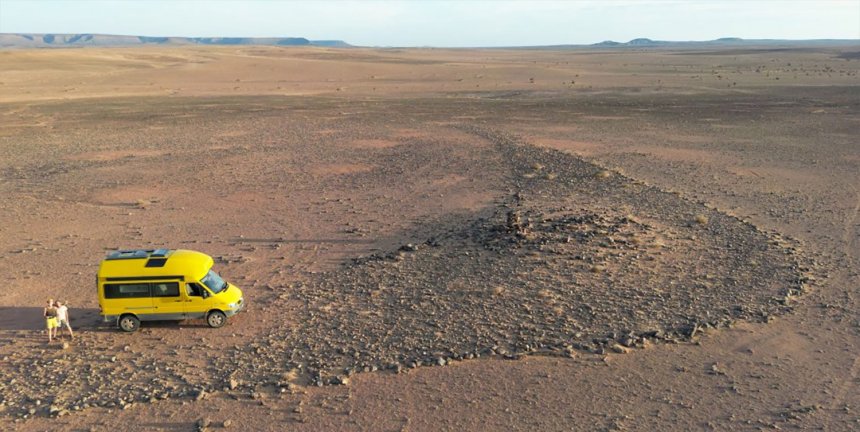 Een croissantgraf in de westelijke Sahara (beeld: cantone-libero/ archaeoland)