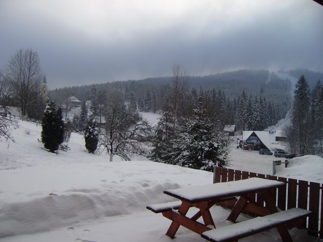 Uit ons raam kijken we op Albrechtice, links de kerk en rechts de skipiste