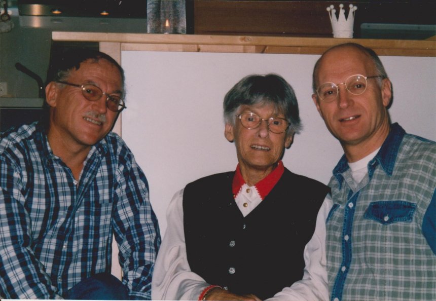 Met mijn moeder en jongere broer Wiebe (r), naar schatting in 1997.
