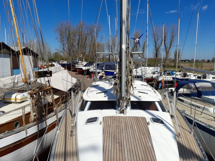 Kunsteak op de gangboorden, oud teak op het zonnedek.Weinig kleurverschil tussen oud en nieuw.