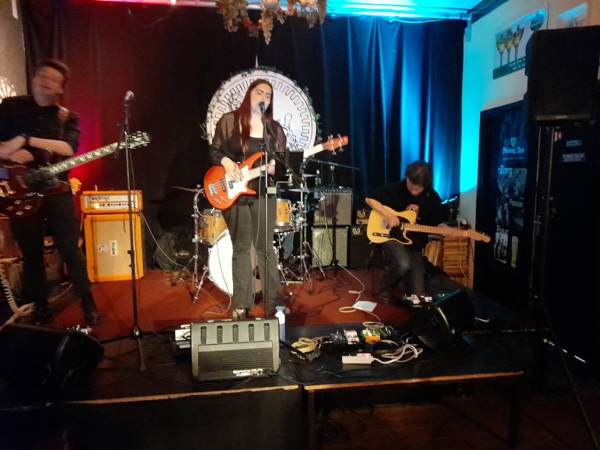 De band van Jordin & Dane in Café De Keizer gisteravond. Lead-singer Dane in het midden en gitarist Jordin rechts.