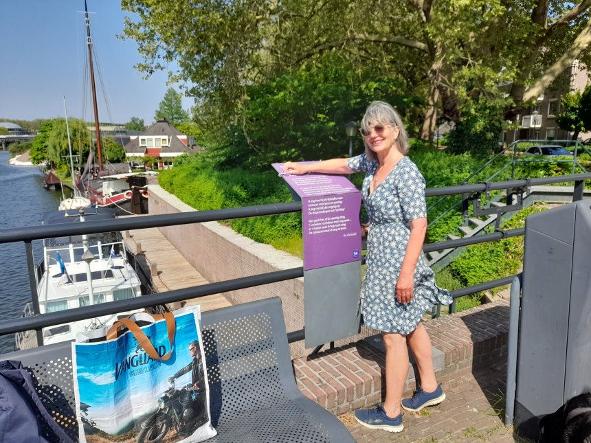 2 m2i 2015. Poetsronde van de Poëzieroute. Bestuurslid Suzan poetst het gedicht van Cor Klinkenbijl (nr. 34) op de Korenbrug.