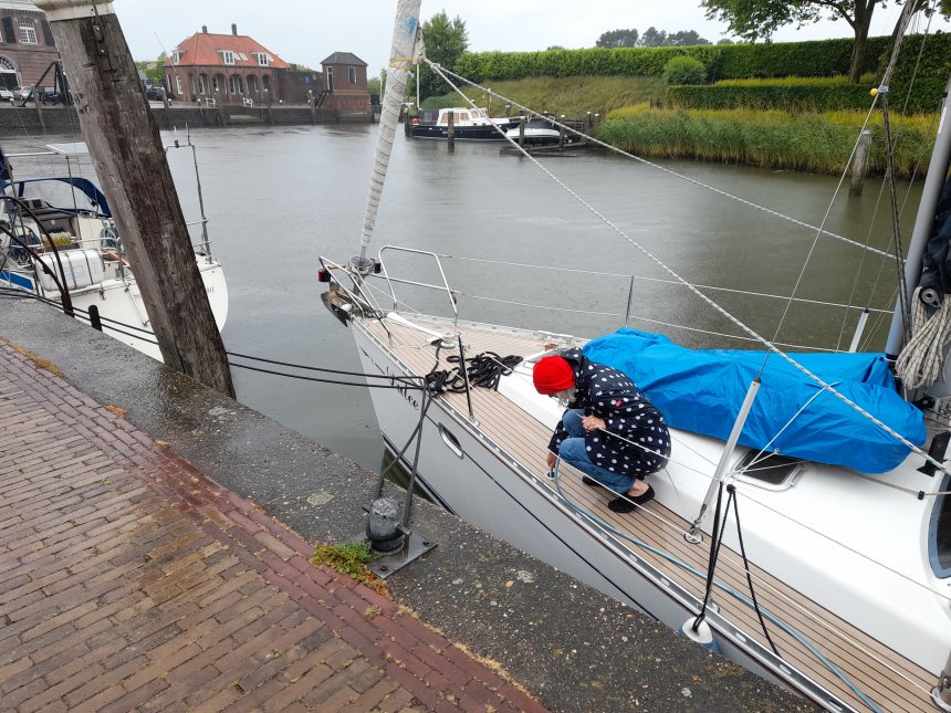 Vullen van de voorste watertank.