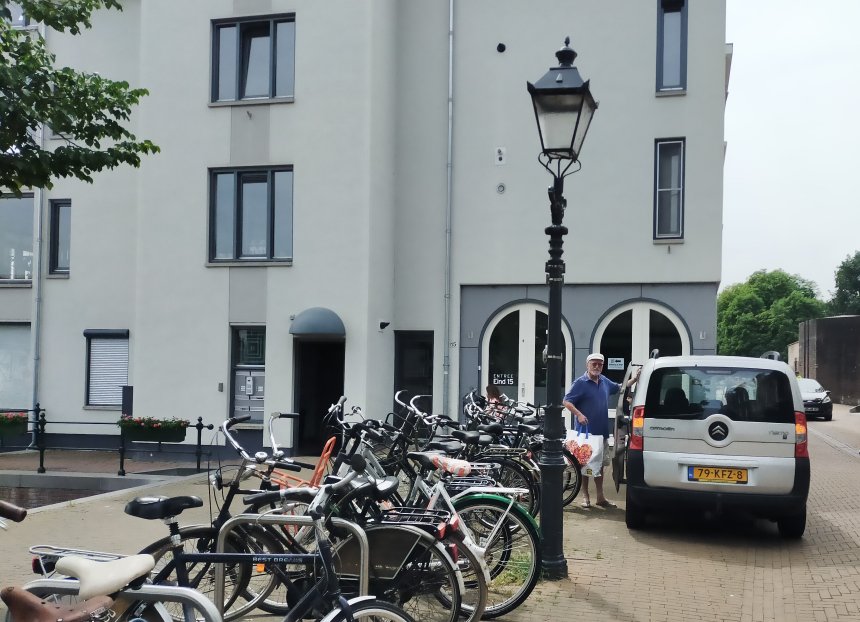 Met het autoottje op het Eind voor ons huis.