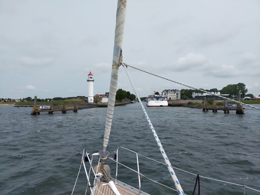 De bekende invaart van Hellevoetsluis met de vuurtoren. Rechts ligt het cruiseschip afgemeerd. bij het voormalige marinehospitaal.