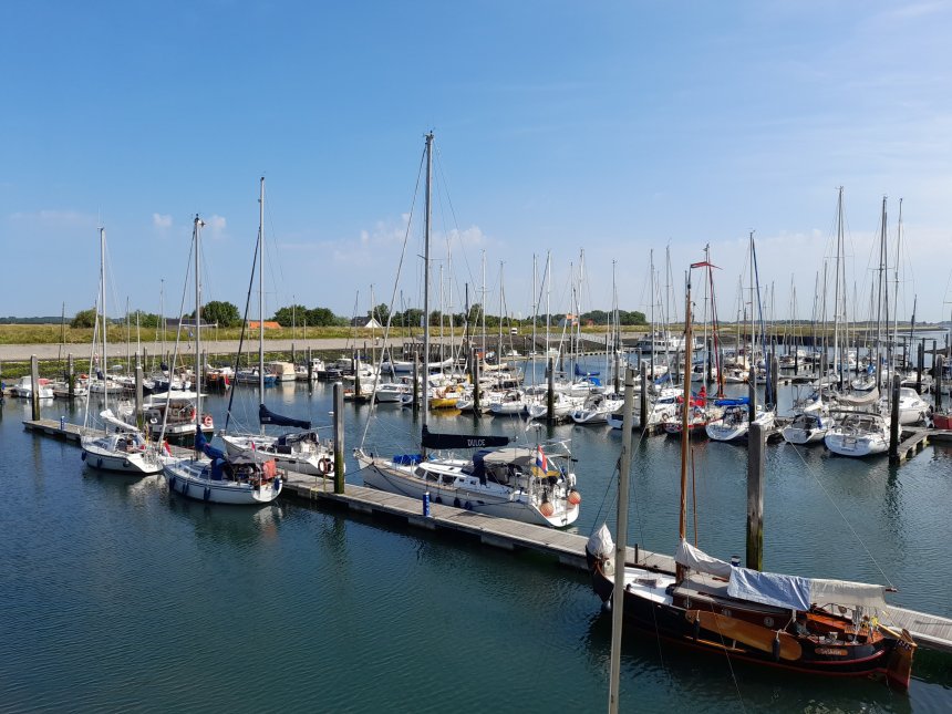 Dulce (midden) in de haven van Burghsluis. Rechtsboven is nog net de uitvaart te zien naar de Hammen (Oosterschelde).