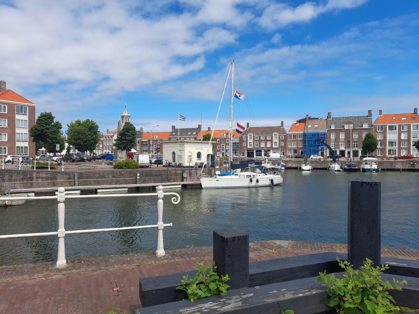 Dulce afgemeerd bij het havenkantoor in Middelburg.