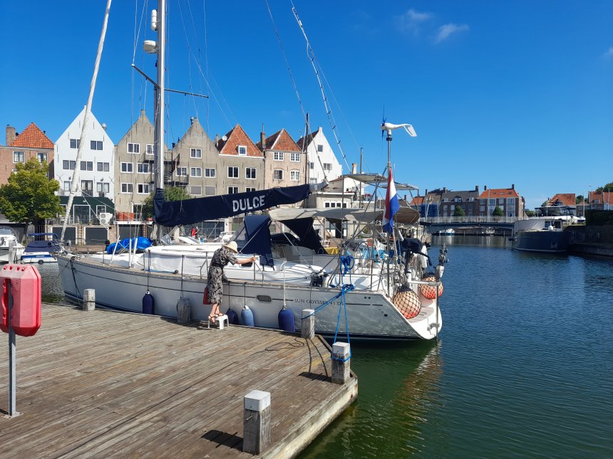 Dulce in de Fittinghaven in Middelburg. De haven heet naar een fittingfabriek die hier stond. Rechts in de verte de Dokbrug naar de havenkom.