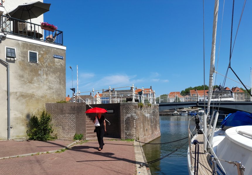 Anna vanmorgen met een rode parasol op het Balkengat.
