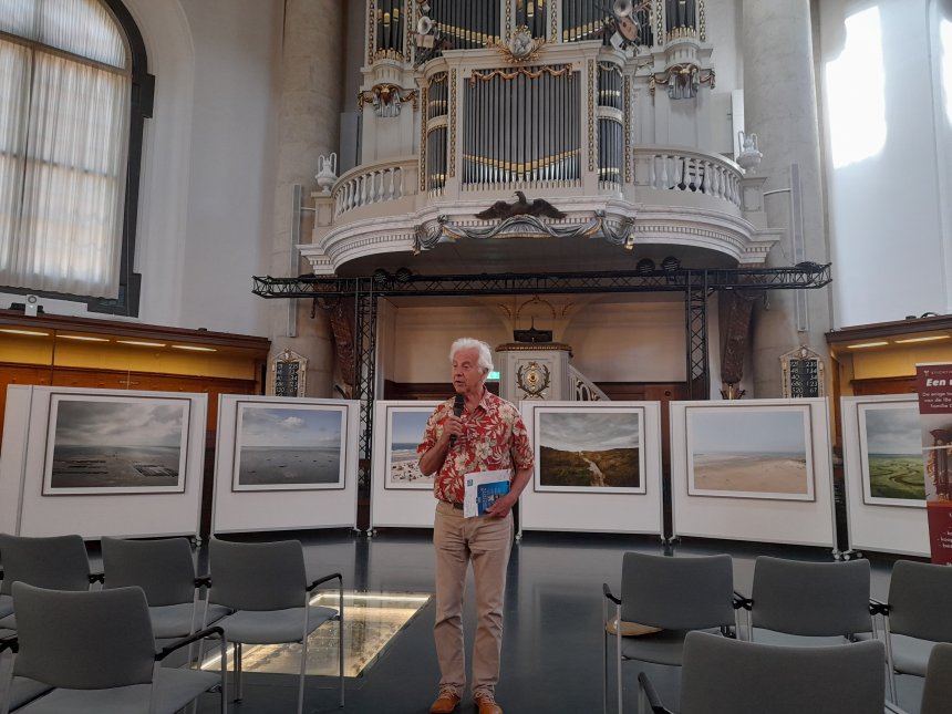 Mijn HBS-vriend Wim T. leidt het concert op het De Rijckere-orgel in de Oostkerk in.