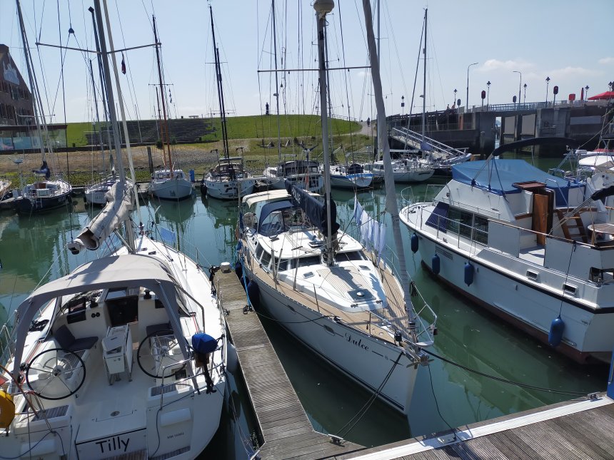 Dulce in de Michiel de Ruijterhaven in Vlissingen. Vroeger de Vissershaven. rechtsboven de doorvaart naar de Westerschelde en de zee.