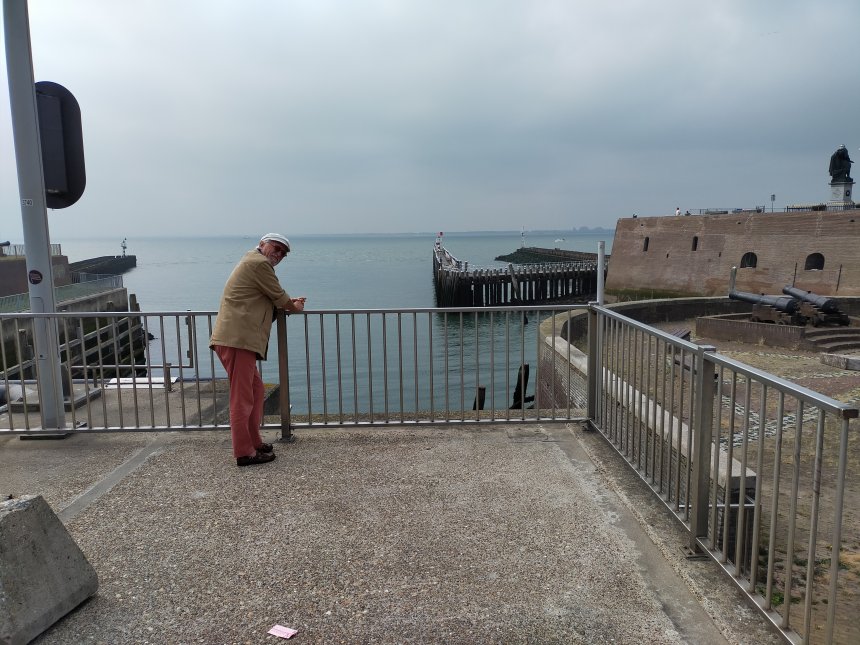 Uitzicht op de Westerschelde bij Brasserie Evertsen. rechts nog juist het beeld van Michiel de Ruijter. Foto van gisteren.