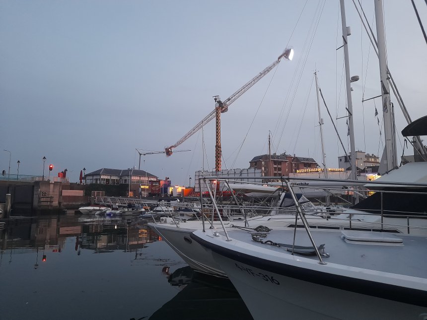 Brasserie Evertsen met rechts ernaast de 'Hell Raider'.