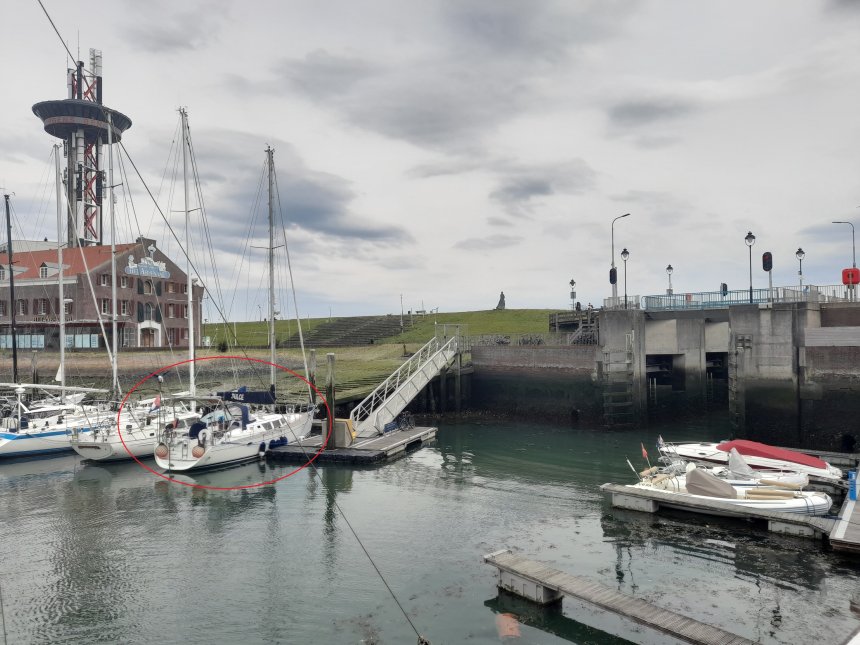 De nieuwe ligplaats van Dulce, naast het sluisje (foto van gisteren).