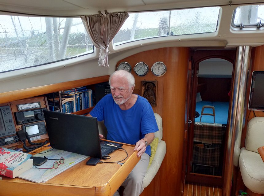 We zitten binnen wanneer straffe buien de kajuitramen striemen.