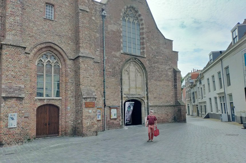 Bij de Sint Jacobskerk op de Oude Markt.