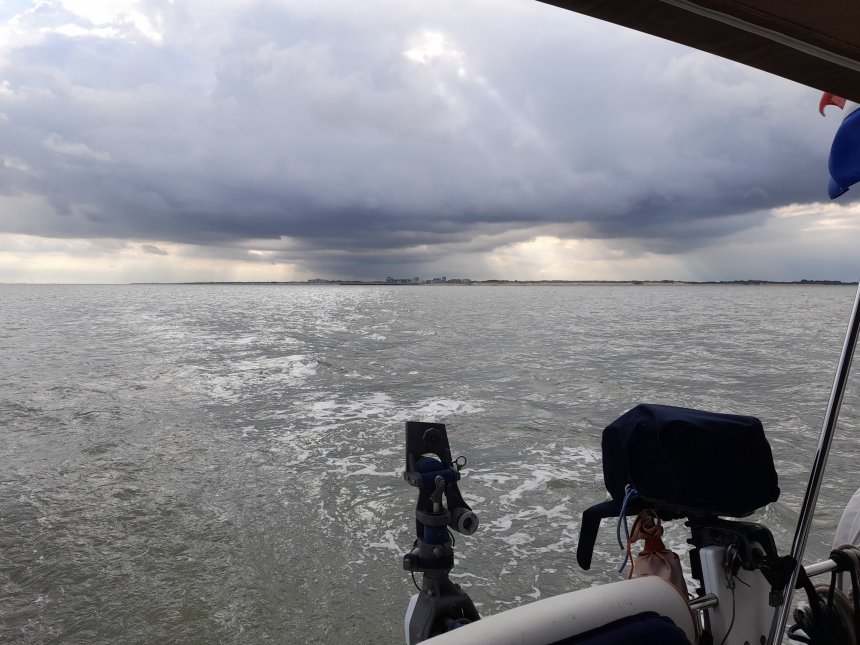In België. Achter ons in Cadzand valt een bui.