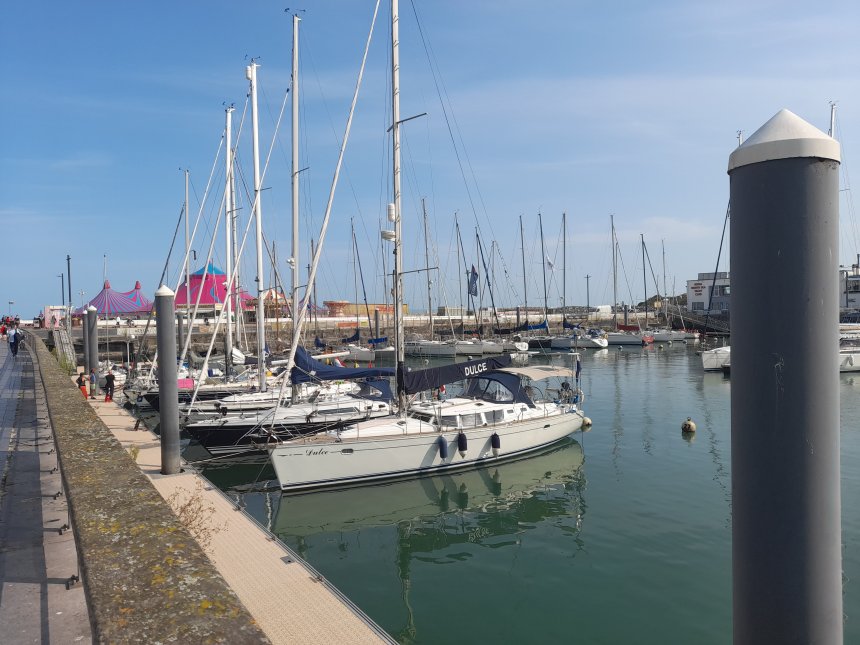 Vandaag een zonnige zomerdag. Links op de achtergrond het Circus Camille.