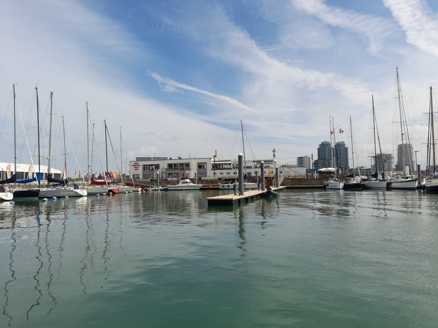 De middensteiger is inmiddels leeg. Links is op de wal de feesttent te zien.