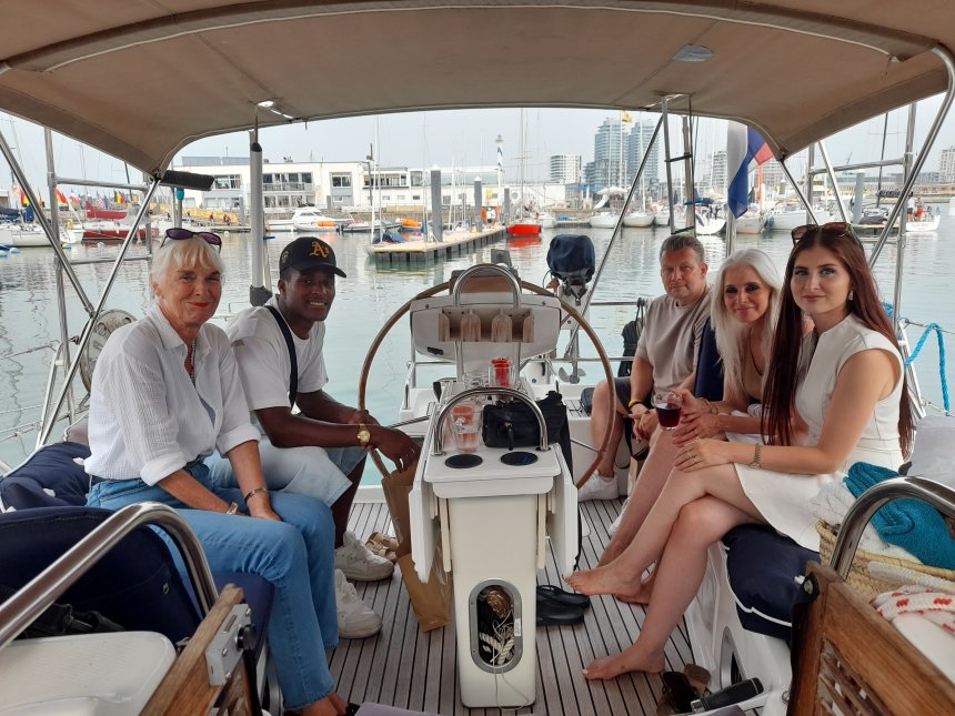 Familie op bezoek. Vlnr. Anna, Ruiz, Michel, Barbara en Esri.