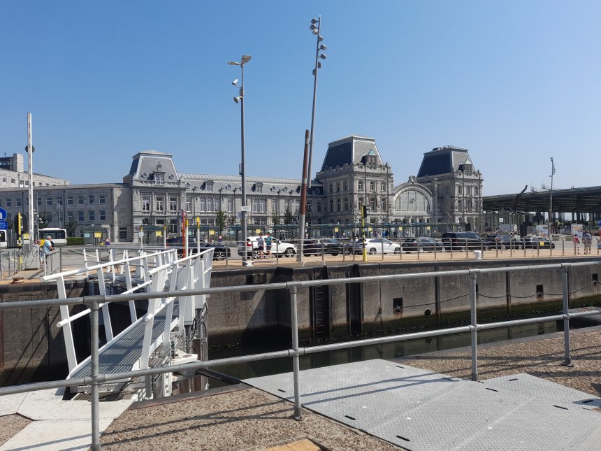 Het treinstation van Oostende met de sluis naar de Mercator Marina ervoor.