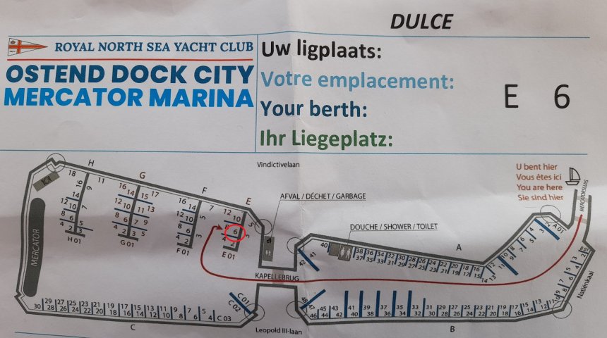 Plattegrond van de Mercatorhaven in Oostende. De rode pijl is de vaarroute na de sluis naar E06. Helemaal links in donkergrijs de driemaster 'Mercator'