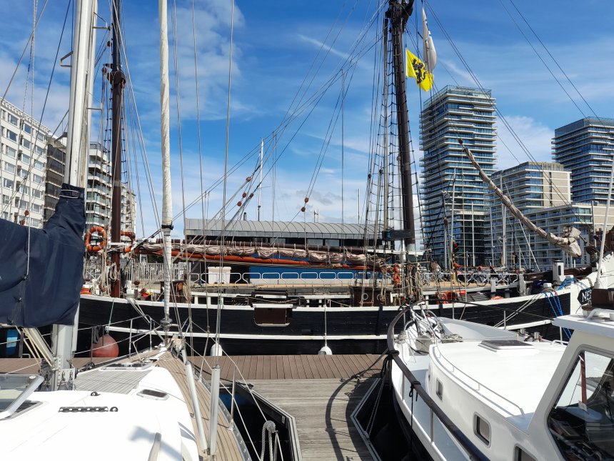 Gezicht in oostelijke richting. Links is Dulce, recht vooruit de Oostendse tweemastsloep 'Nele'.